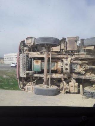 В Актау перевернулся большегруз