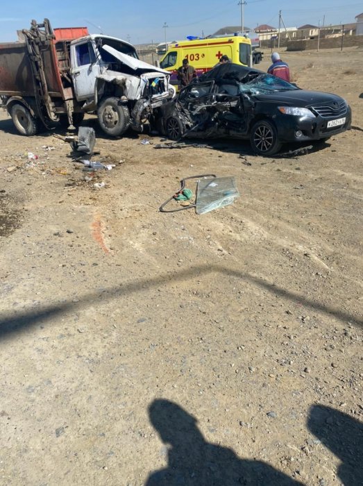 Есть пострадавшие: В Мангистау произошло столкновение мусоровоза с легковым автомобилем