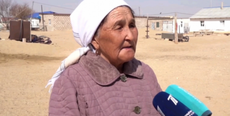 Жители двух сёл Мангистауской области боятся быть заживо похоронены под песчаными оползнями