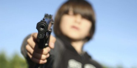 Подросток устроил в школе стрельбу по детям из пистолета