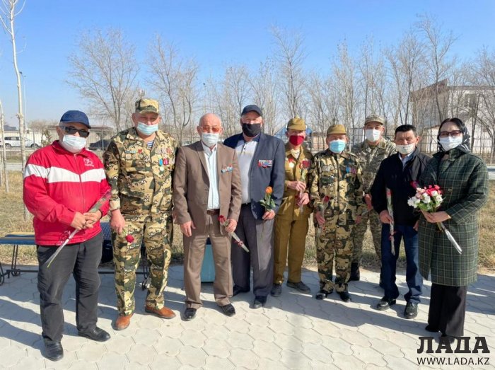 В Жанаозене установили памятник погибшим на таджикско-афганской границе