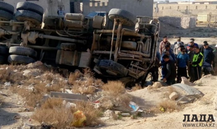 Столкновение двух самосвалов в пригороде Актау попало на видео