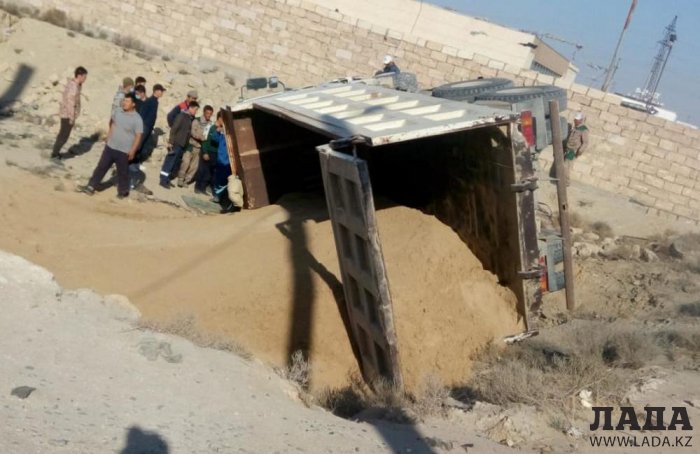 Столкновение двух самосвалов в пригороде Актау попало на видео