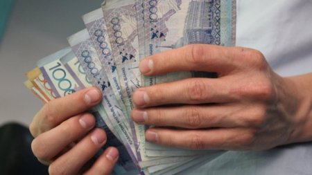 Работника прокуратуры задержали за крупную взятку в Жамбылской области