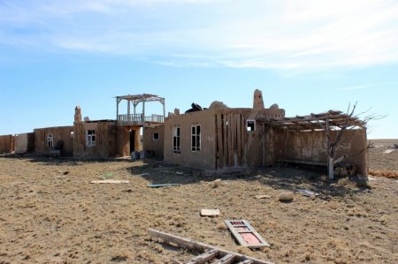 Постепенное разрушение города-декорации в Мангистау запечатлели на фото