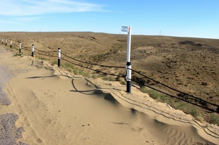 Постепенное разрушение города-декорации в Мангистау запечатлели на фото