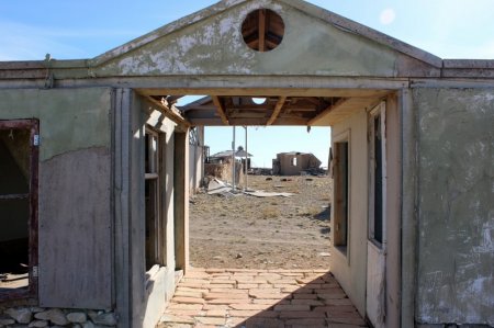 Постепенное разрушение города-декорации в Мангистау запечатлели на фото