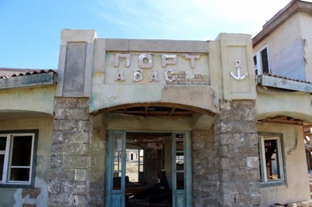 Постепенное разрушение города-декорации в Мангистау запечатлели на фото