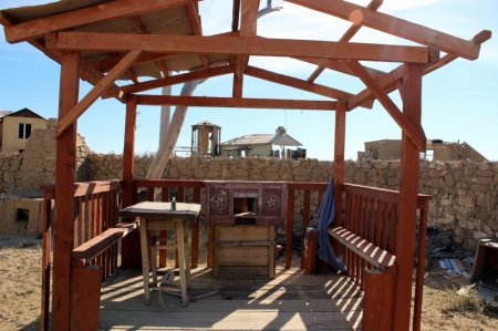 Постепенное разрушение города-декорации в Мангистау запечатлели на фото