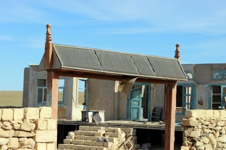 Постепенное разрушение города-декорации в Мангистау запечатлели на фото