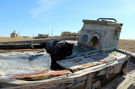 Постепенное разрушение города-декорации в Мангистау запечатлели на фото