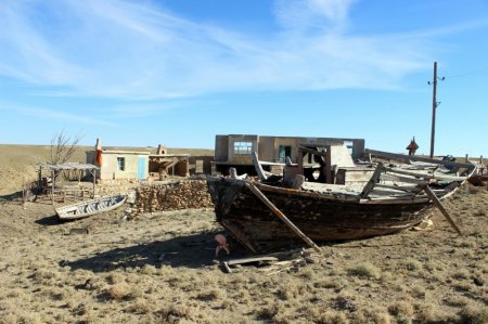 Постепенное разрушение города-декорации в Мангистау запечатлели на фото