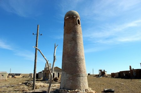 Постепенное разрушение города-декорации в Мангистау запечатлели на фото