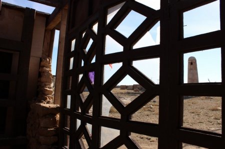 Постепенное разрушение города-декорации в Мангистау запечатлели на фото