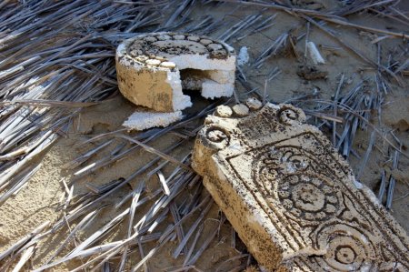 Постепенное разрушение города-декорации в Мангистау запечатлели на фото