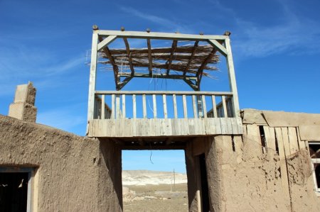 Постепенное разрушение города-декорации в Мангистау запечатлели на фото