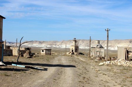 Постепенное разрушение города-декорации в Мангистау запечатлели на фото