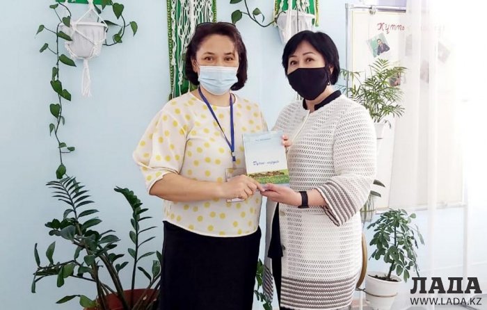 Актауские школьники дарят друг другу книги