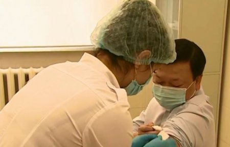 Министр Цой привился казахстанской вакциной QazVac