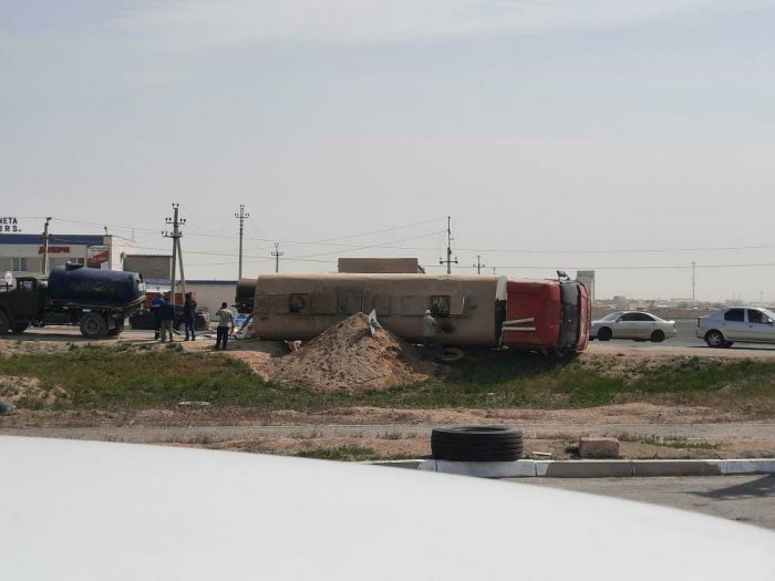 В Актау перевернулся большегруз