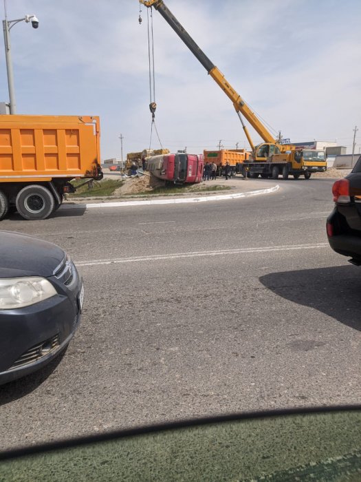 В Актау перевернулся большегруз