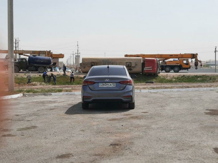 В Актау перевернулся большегруз