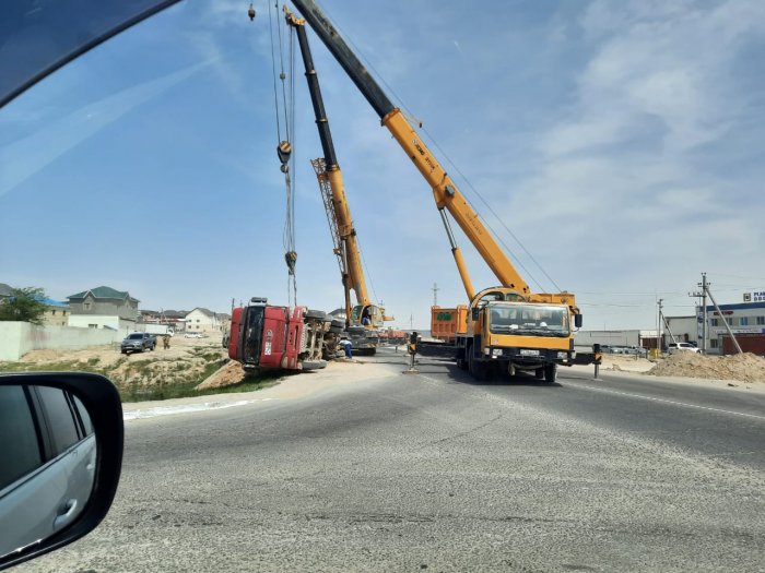 В Актау перевернулся большегруз