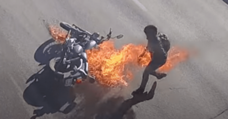 В России мотоциклист загорелся после аварии и попал на видео