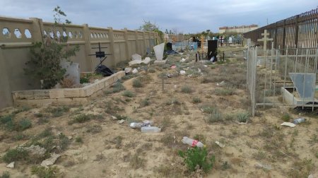 «Чистый» четверг: Мусор на кладбище в Актау так и не вывезли