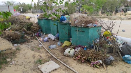 «Чистый» четверг: Мусор на кладбище в Актау так и не вывезли