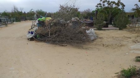 «Чистый» четверг: Мусор на кладбище в Актау так и не вывезли