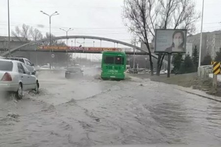 «Нанотехнологии»: необычный способ очистки дорог рассмешил казахстанцев
