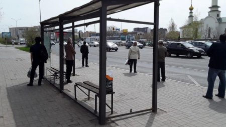 Мужчина "подрался" с автобусной остановкой в Нур-Султане