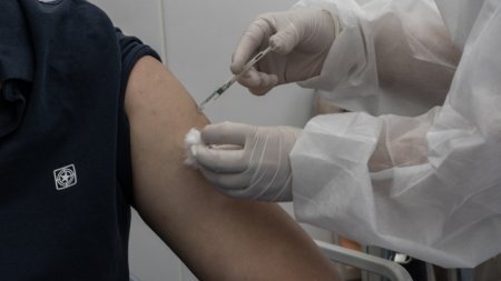 Разрешение вакцинированным работать очно объяснили в Минздраве