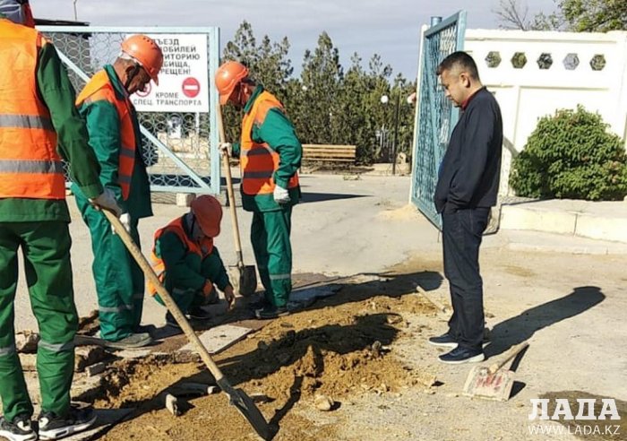 На городском кладбище Актау провели воду для полива