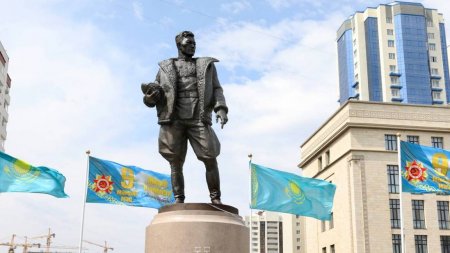 Памятник легендарному военному летчику установили в столице