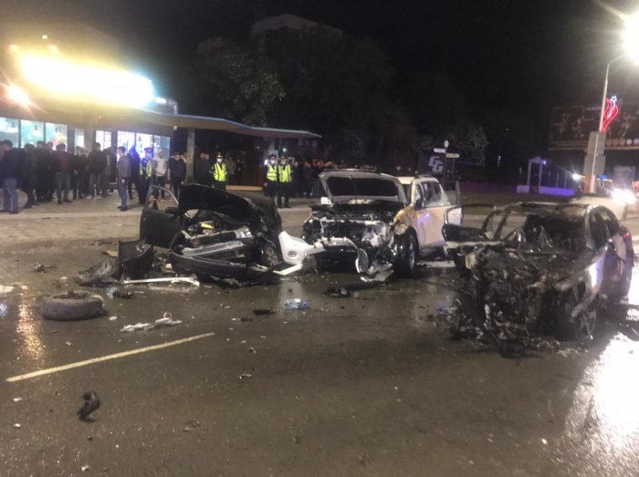 Момент ночного ДТП с участием трёх автомашин в Актау попал на видео