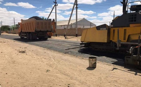 Асфальт укладывают на дорогах в Жетыбае