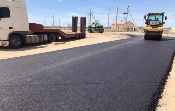 Асфальт укладывают на дорогах в Жетыбае