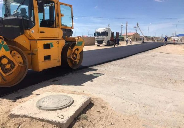 Асфальт укладывают на дорогах в Жетыбае