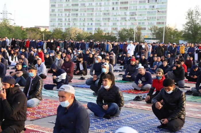 На утреннюю молитву в честь Ораза айт в Актау собрались  сотни мусульман