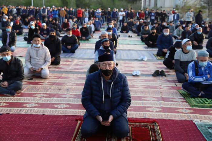 На утреннюю молитву в честь Ораза айт в Актау собрались  сотни мусульман