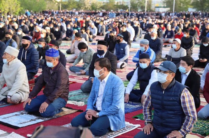 На утреннюю молитву в честь Ораза айт в Актау собрались  сотни мусульман