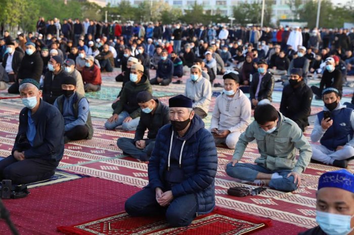 На утреннюю молитву в честь Ораза айт в Актау собрались  сотни мусульман