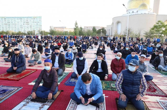 На утреннюю молитву в честь Ораза айт в Актау собрались  сотни мусульман