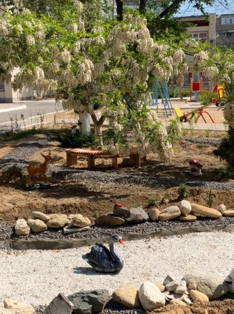 Помогите защитить красоту! Вандалы повредили площадку в детском саду в 11 микрорайоне Актау