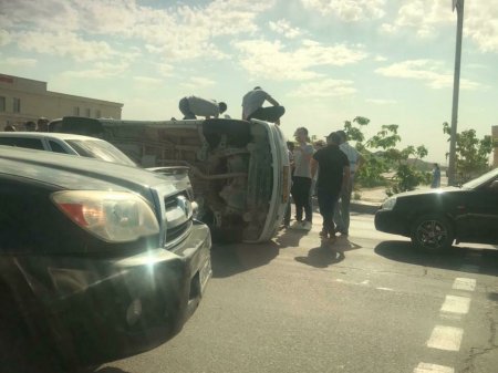 Автомобиль перевернулся в результате аварии в Актау