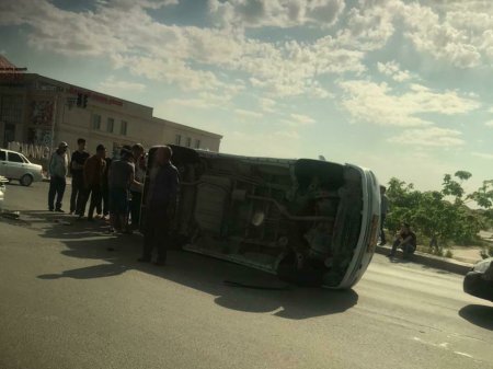 Автомобиль перевернулся в результате аварии в Актау