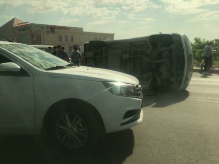 Автомобиль перевернулся в результате аварии в Актау