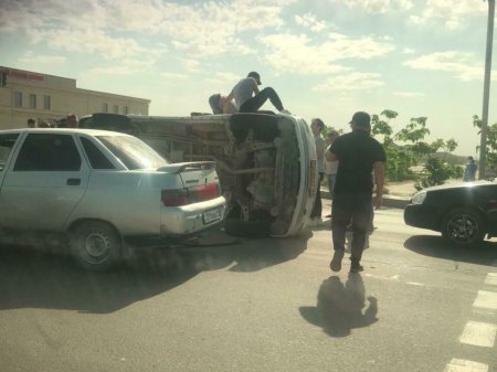 Автомобиль перевернулся в результате аварии в Актау